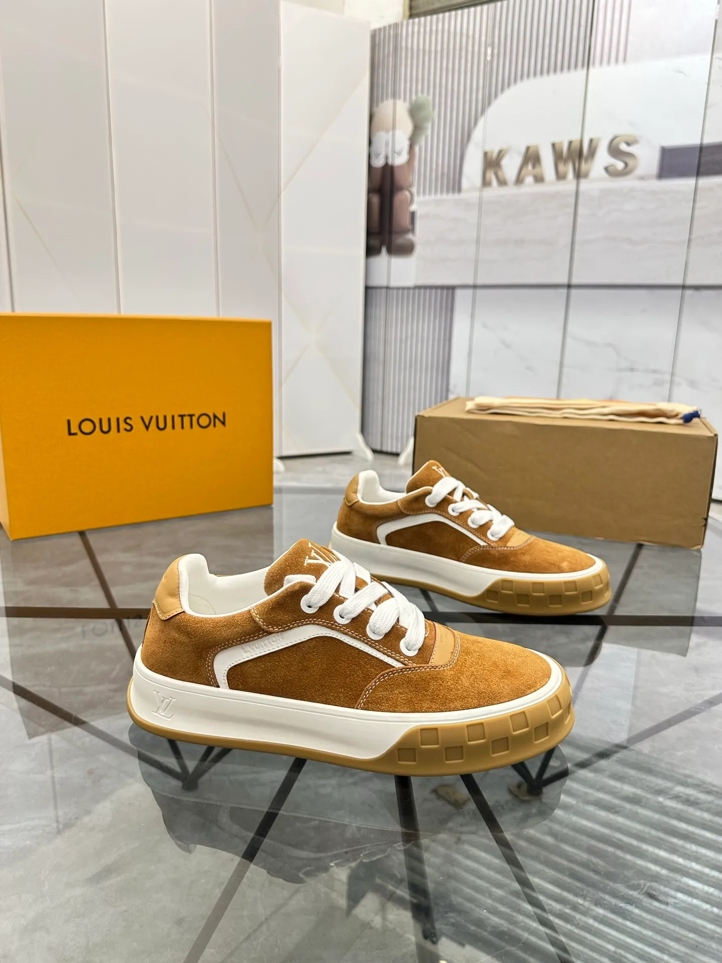 Men's shoes for sale 💰: 💰P660¥ Top quality Comes with airplane case Product trademark: LV* "Louis Vuitton*" low-top casual shoes Regular size: 35-44 (can be customized to 45) Couple style Product materials: imported nubuck leather upper, sheepskin lining, original outsole. Number: 819